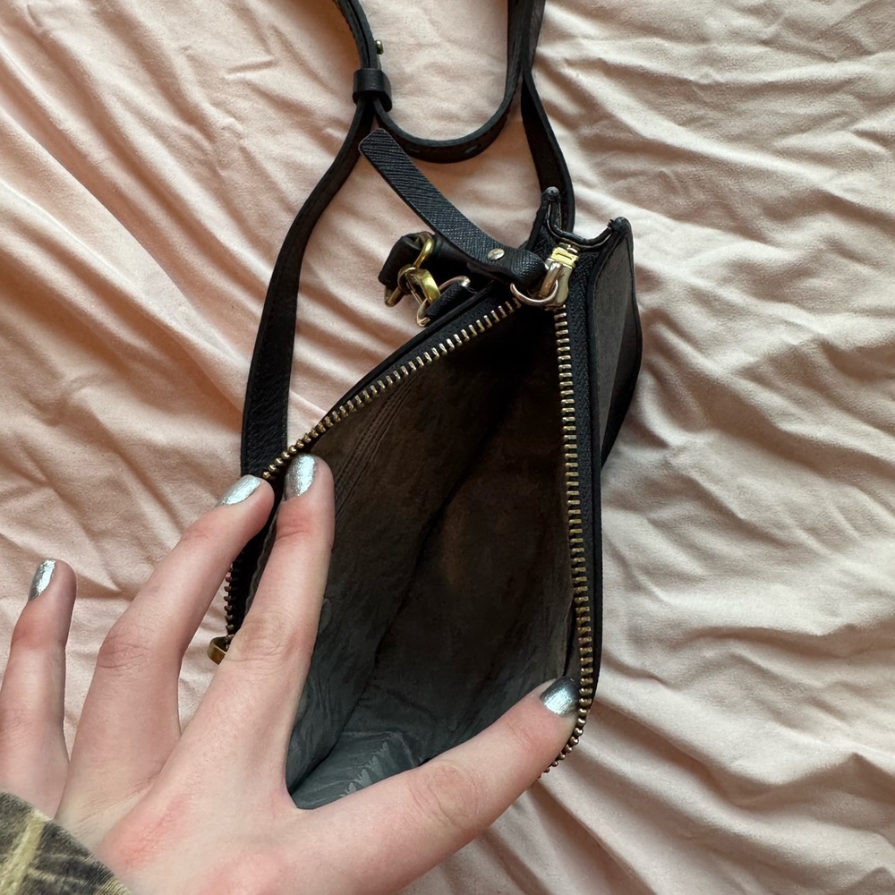 Lo & Sons Black Crossbody Bag - Picture 4 of 5